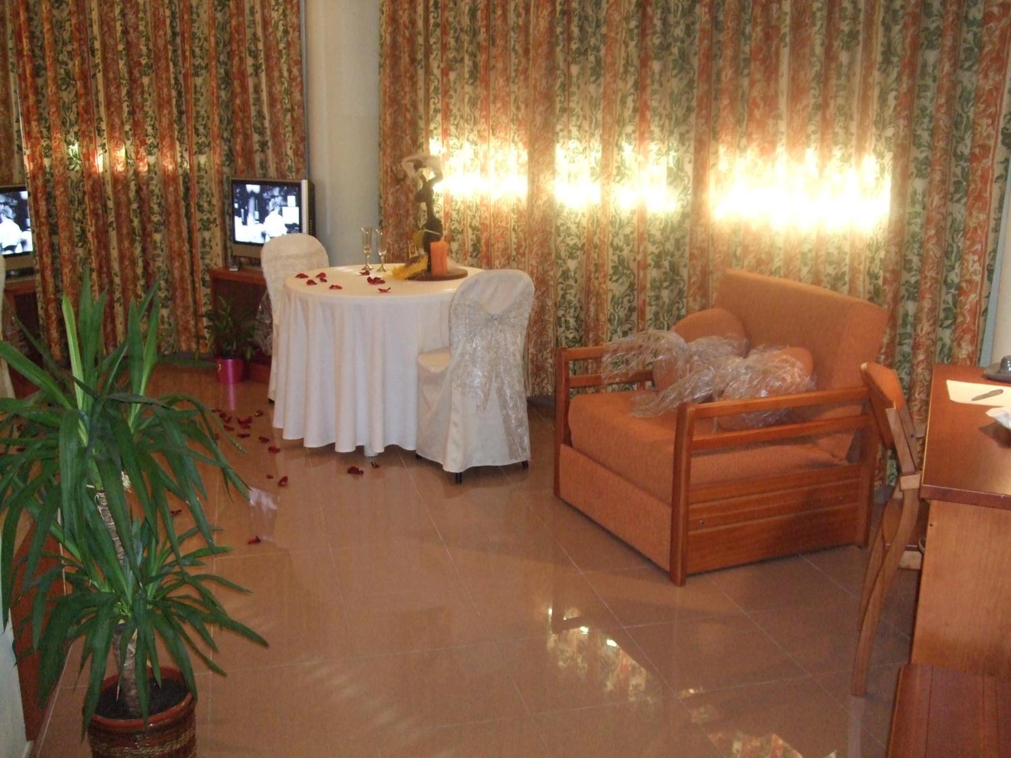 Hotel Fonda Neus Sant Sadurní dʼAnoia Buitenkant foto